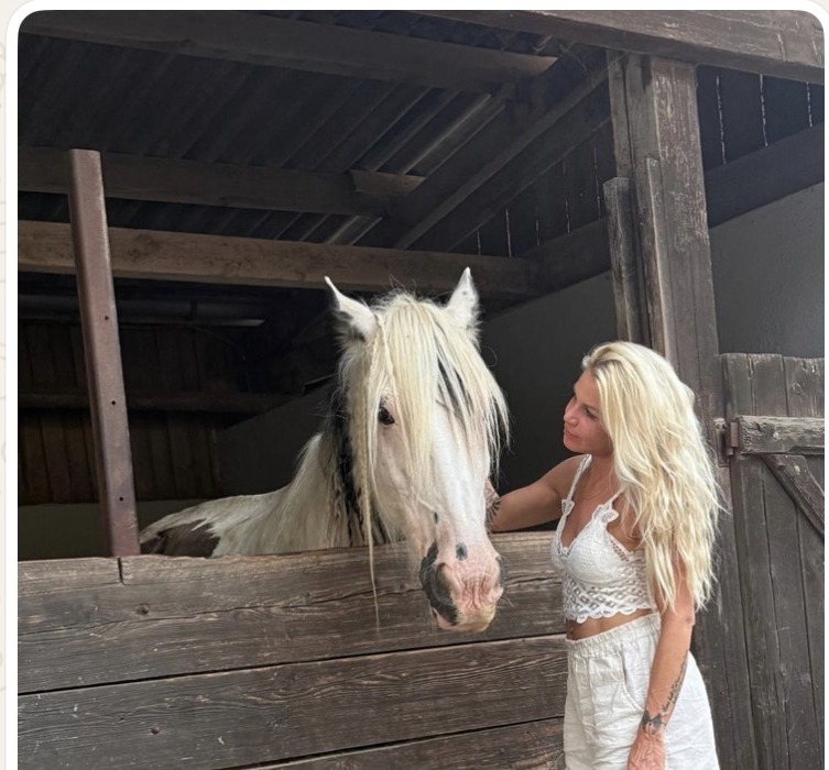 Jennifer Luise im Kontakt mit einem Pferd